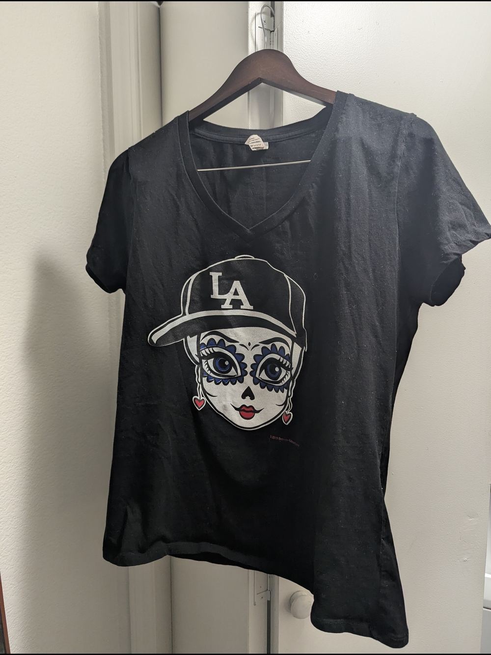 LA Graphic V‑Neck Tee - Black